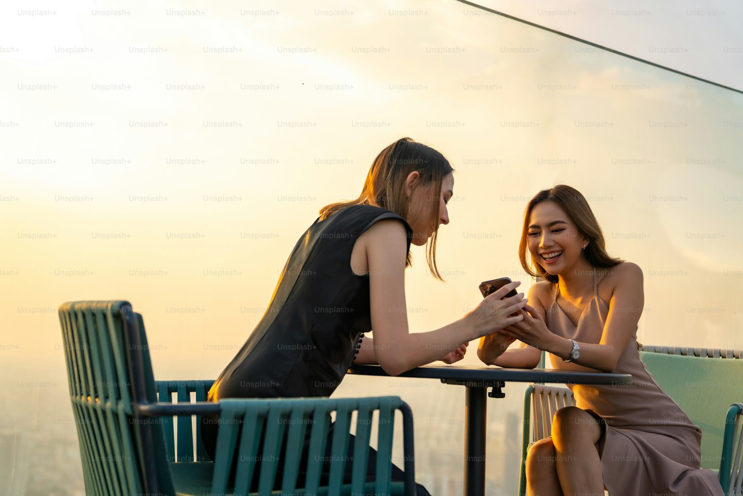 20 Headlines For Dating Profiles: Magnetic Lines to Maximize Your Matches